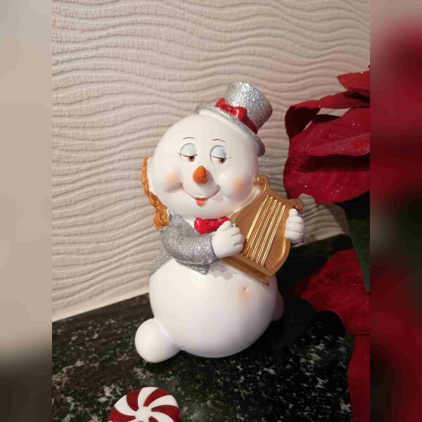 Schneemann mit Harfe