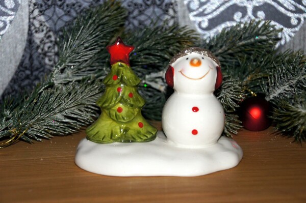 Schneemann mit Weihnachtsbaum