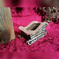 Holzschlitten mit Fell