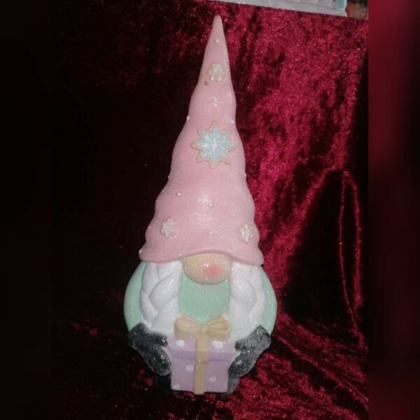 Wichtel gro&szlig; pastellfarben mit Geschenk rosa M&uuml;tze vereist