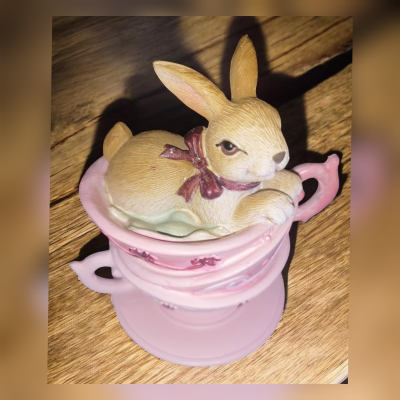 brauner Hase in rosa Tassen